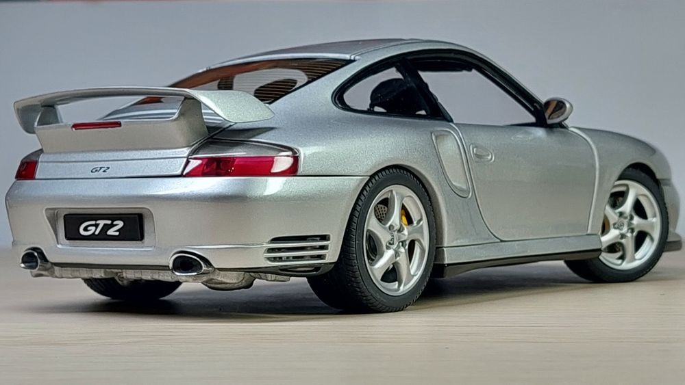 Модель Autoart Porsche 911 GT2 1:18