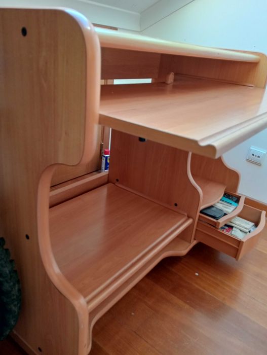 Secretária com prateleira deslizante e 2 gavetas