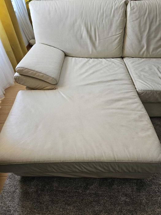 Sofá com chaiselong em pele branco