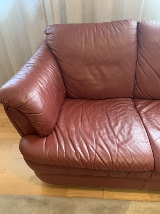 Sofá em pele verdadeira da marca Divani e Divani