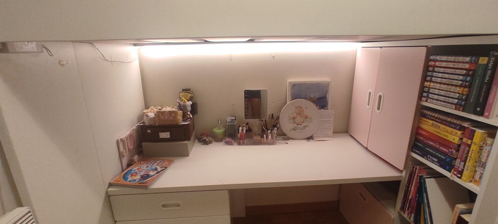 Cama alta com secretária