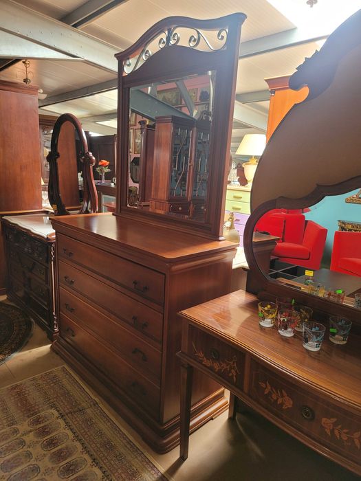 Grande cómoda em madeira maciça com espelho - Sem m