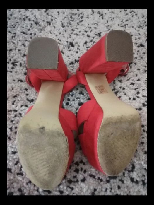 Sapatos de salto alto