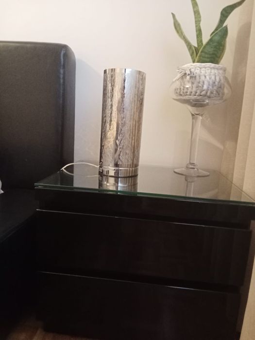 Quarto de casal com mesinhas de cabeceira