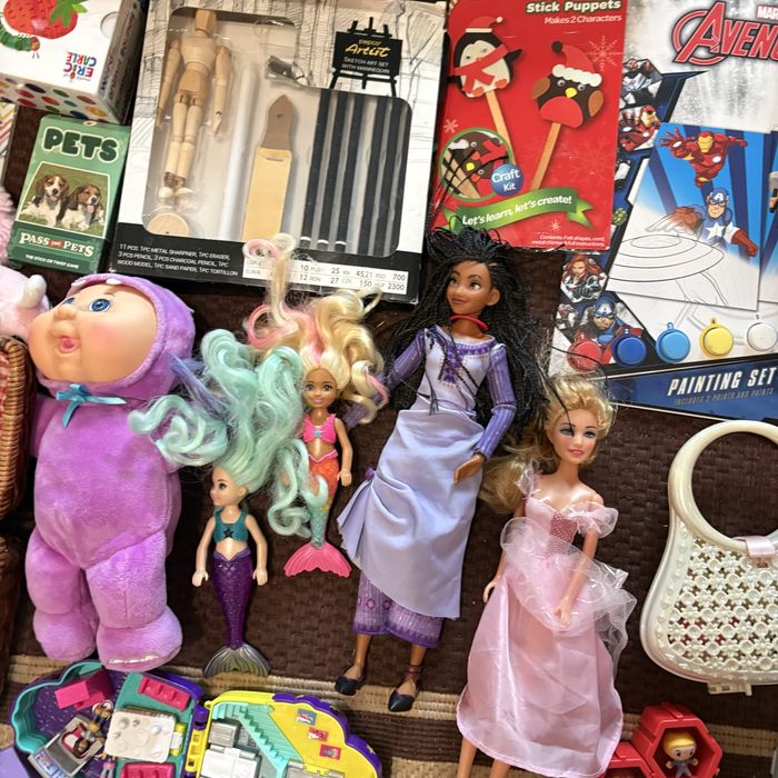 набор разнообразных игрушек