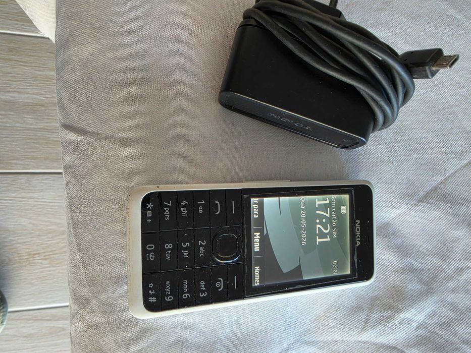 Telemovel Nokia antigo com Carregador