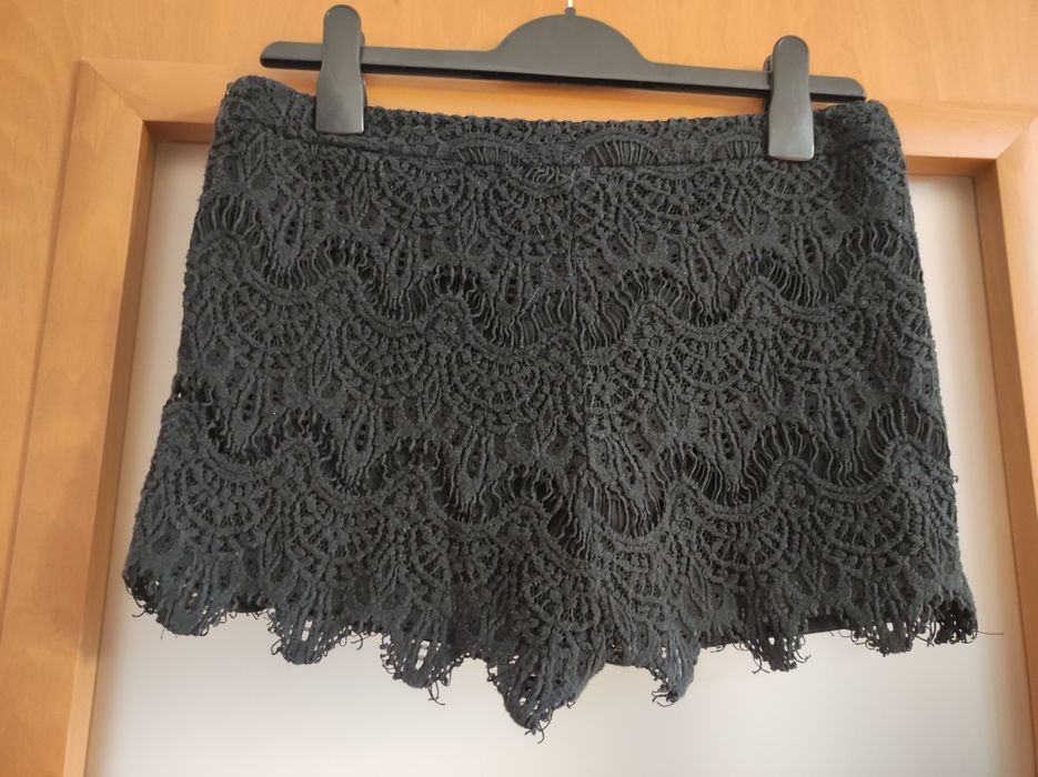 Krótkie spodenki koronkowe