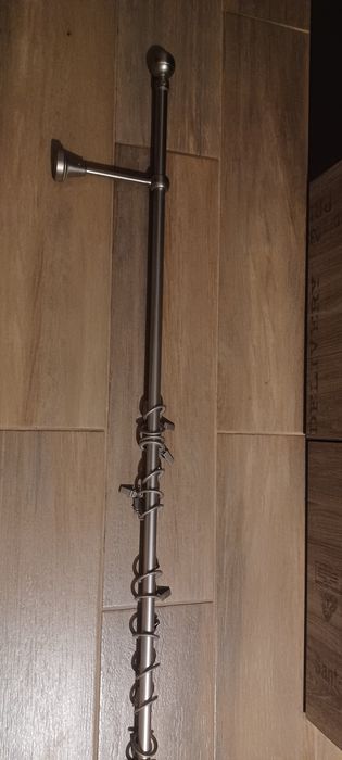 Dwa karnisze kompletne z żabkami