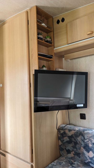 Caravana Adria Optima para 4 pessoas com toldo