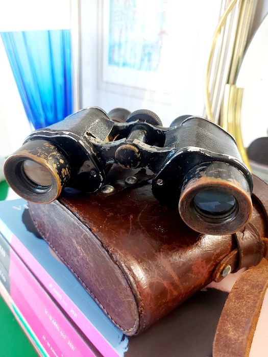 Binóculos antigos com bolsa em pele