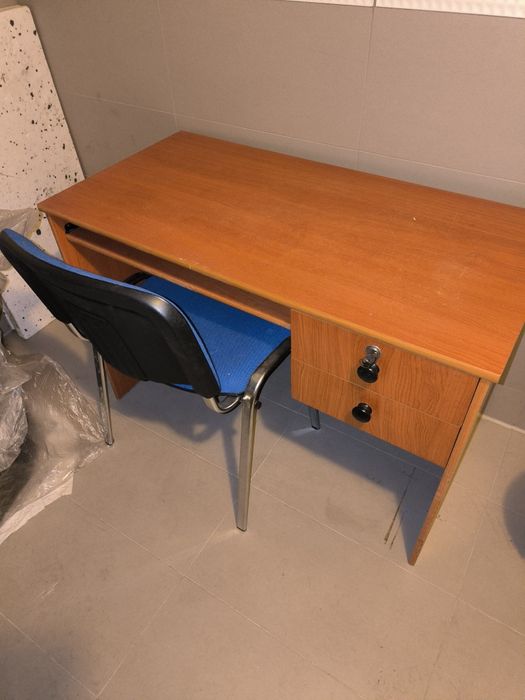 Biurko z krzesłem .