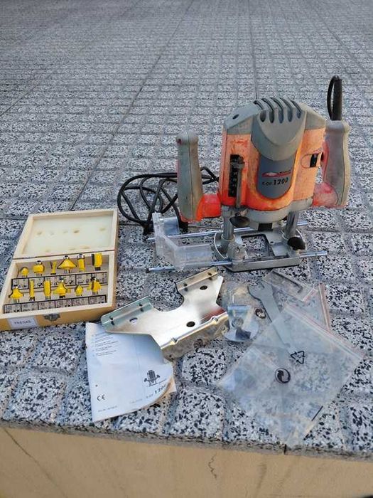 Fresadora  Einhell com fresas em bom estado
