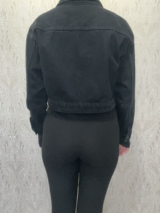 Жіноча чорна джинсова куртка у стилі кроп