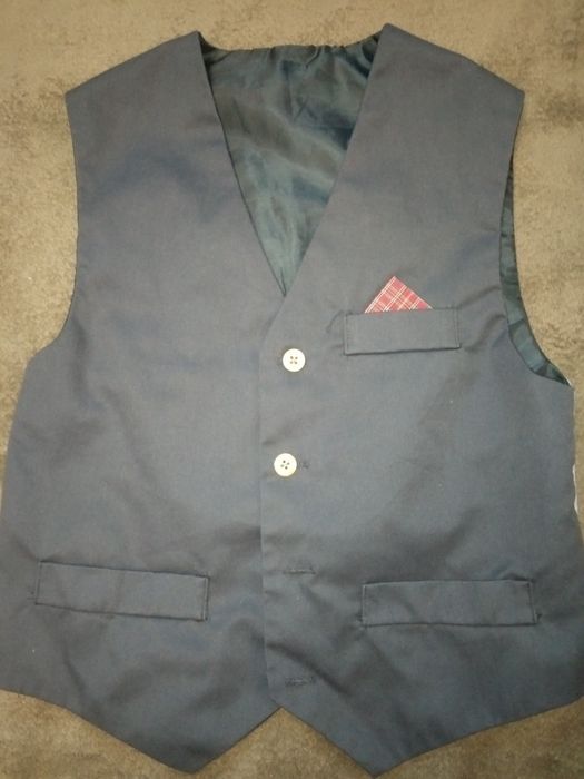 Безкоштовно віддам шкільні піджаки,рубашки  та жилети для хлопчика