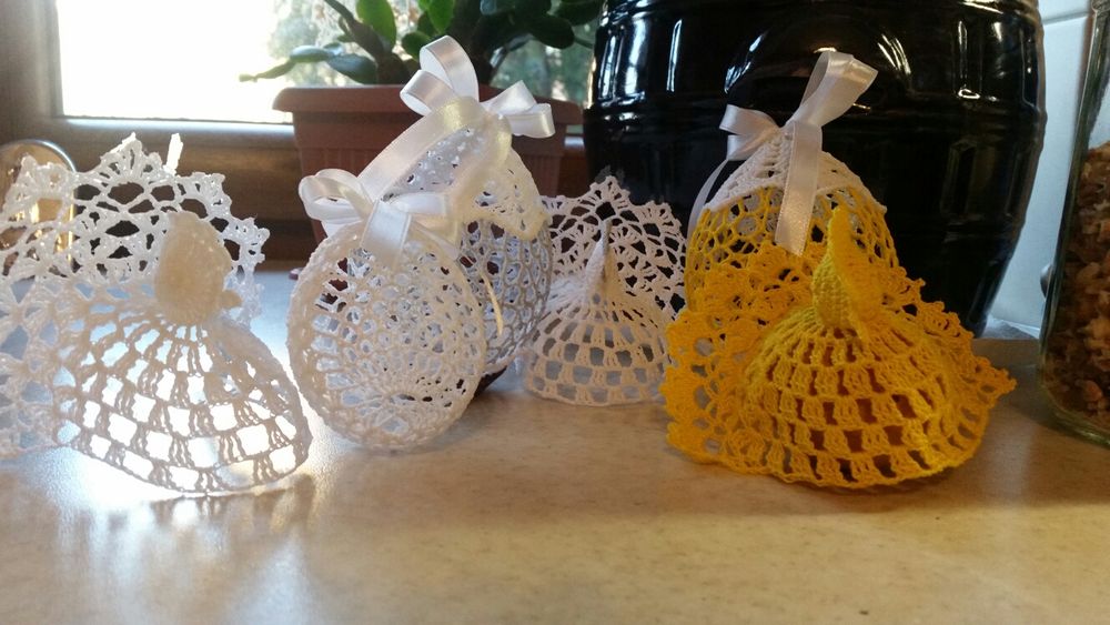 Kurka na szydełku, jajka, łabędzie, serwetki