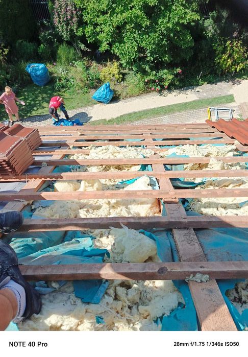 Naprawa dachu po kunie Naprawy dachów po kunach wdmuchiwanie celulozy