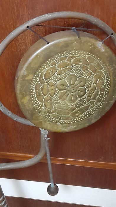 Cinzeiro de pé alto muito antigo em latão a restaurar