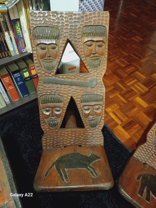 Mesa toda entalhada em madeira africana da tribo Sobá.Datada de 1973.