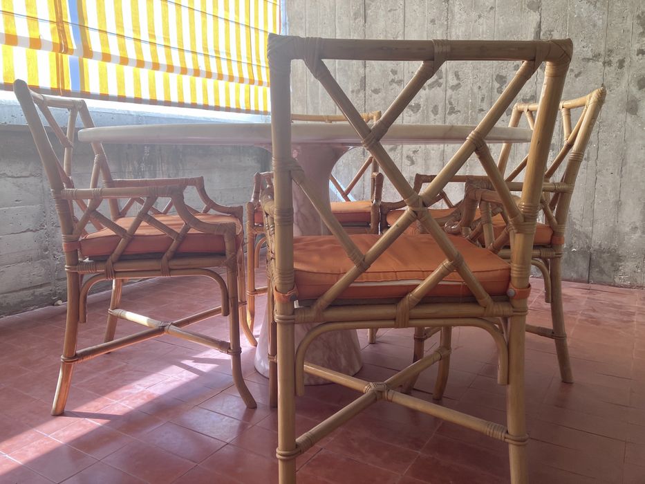 Mesa circular em mármore polido