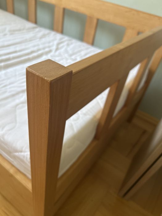 Bukowe łóżko dziecięce 160x80 z bezpieczną barierką