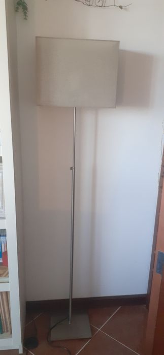 Candeeiro de pé alto com abajour em organza fortalecida