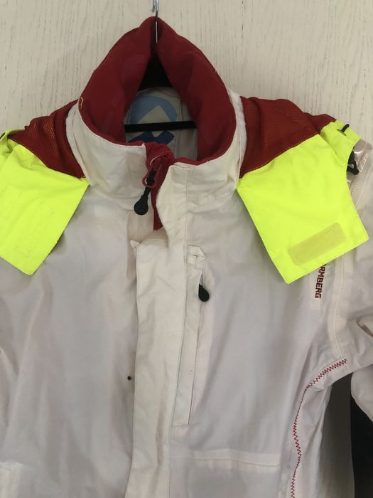 Biała kurtka sportowa damska