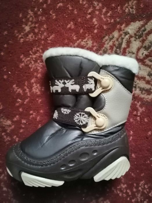 Продам зимові чобітки.