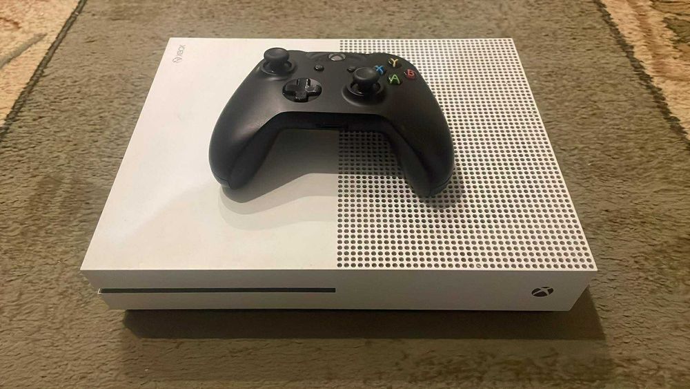 Xbox One S 500GB + pad (mozliwy dokup gier)