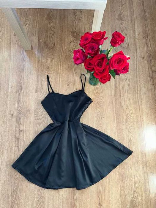 Przepiękna sukienka taliowana gorsetowa tiulowa satynowa