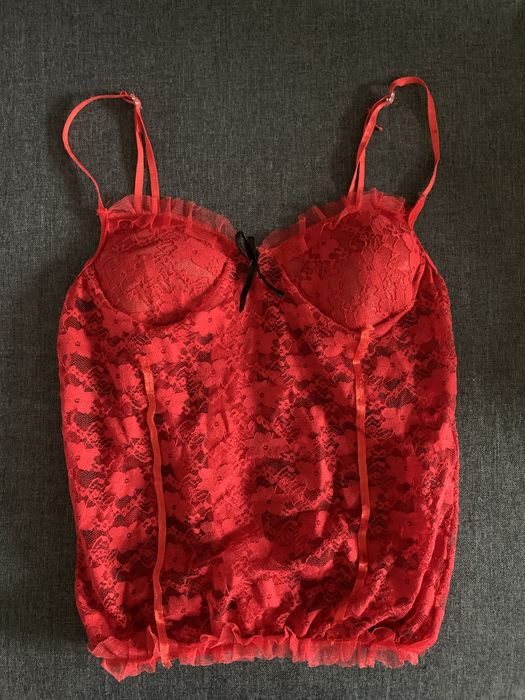 Червона мереживна нічна комбінація