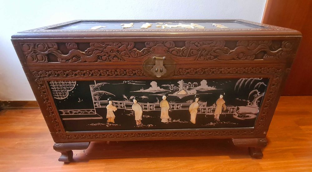 Arca/Bau em madeira trabalhada e relevo de madre-perola