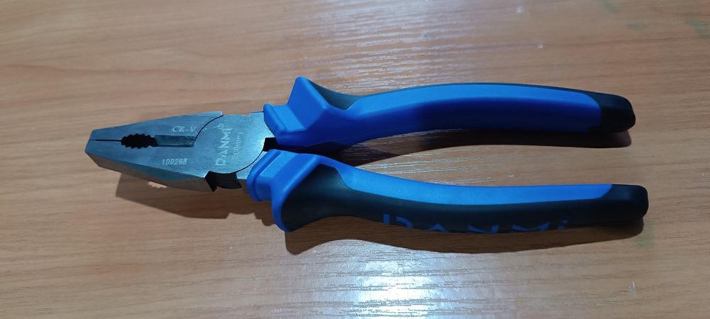 Ключ трещётка с торцевыми головками и другой ручной инструмент.