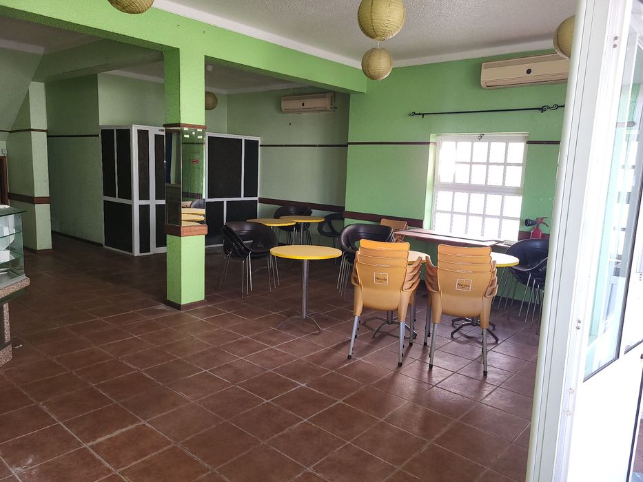 Móveis de café em bom estado