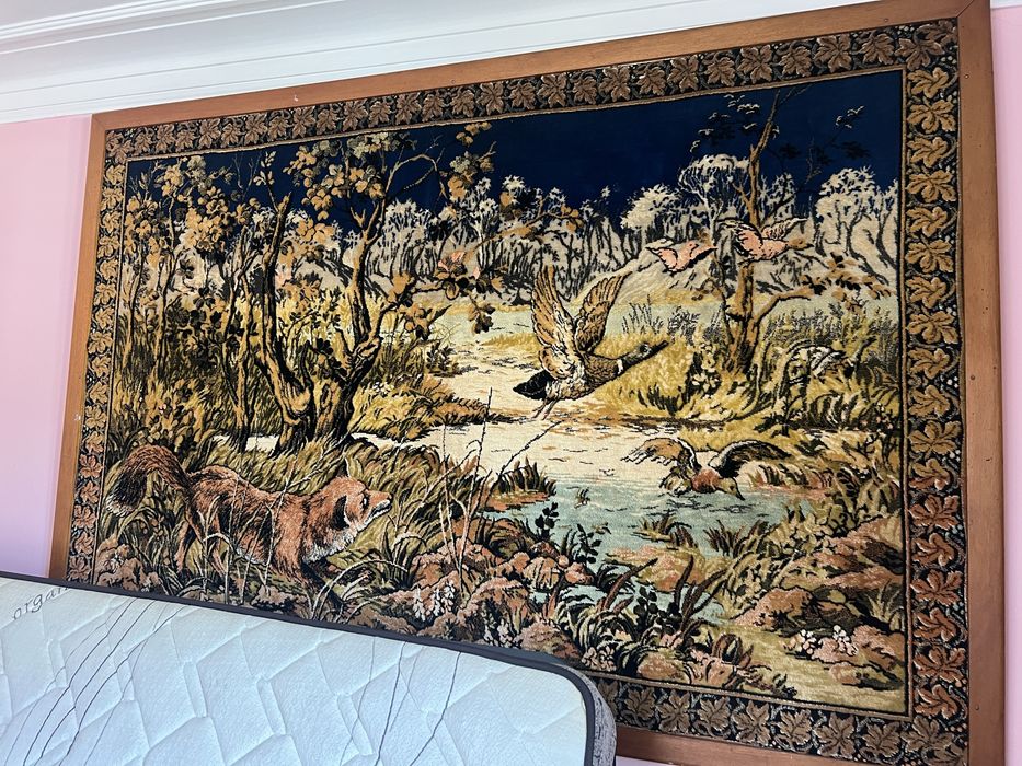 Cama de ferro e quadros antigos