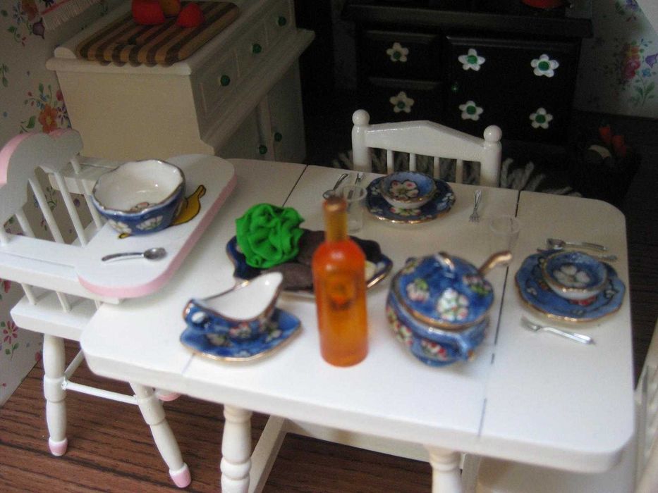 ELECTRIFIED DOLLHOUSE - LIVING ROOM AND ATTIC433489604845905925