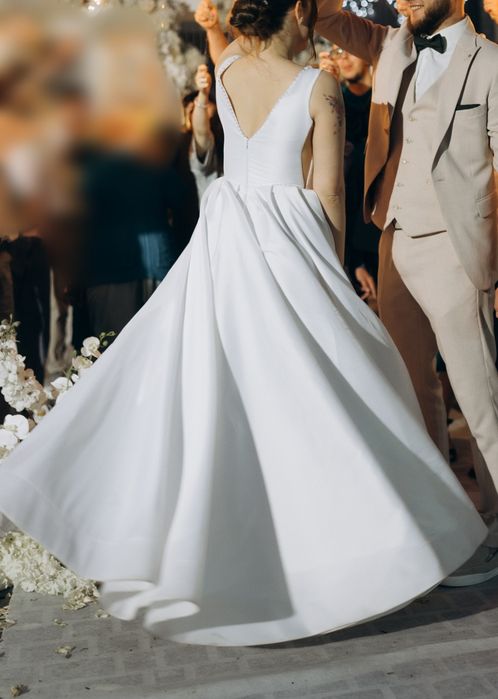 Атласна весільна сукня