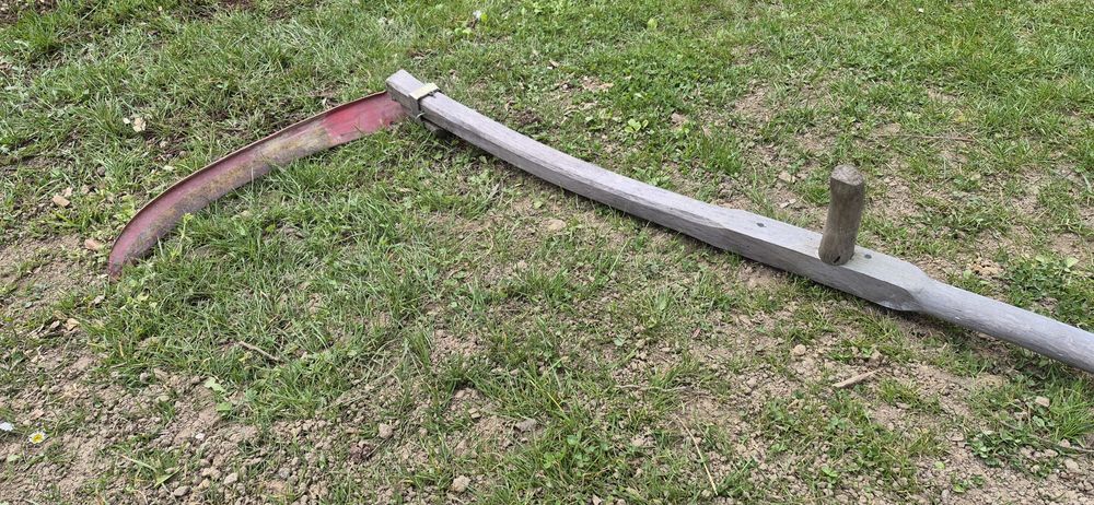 Stara kosa do koszenia trawy