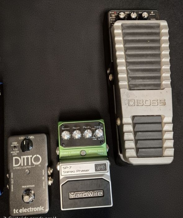 Vários pedais para guitarra