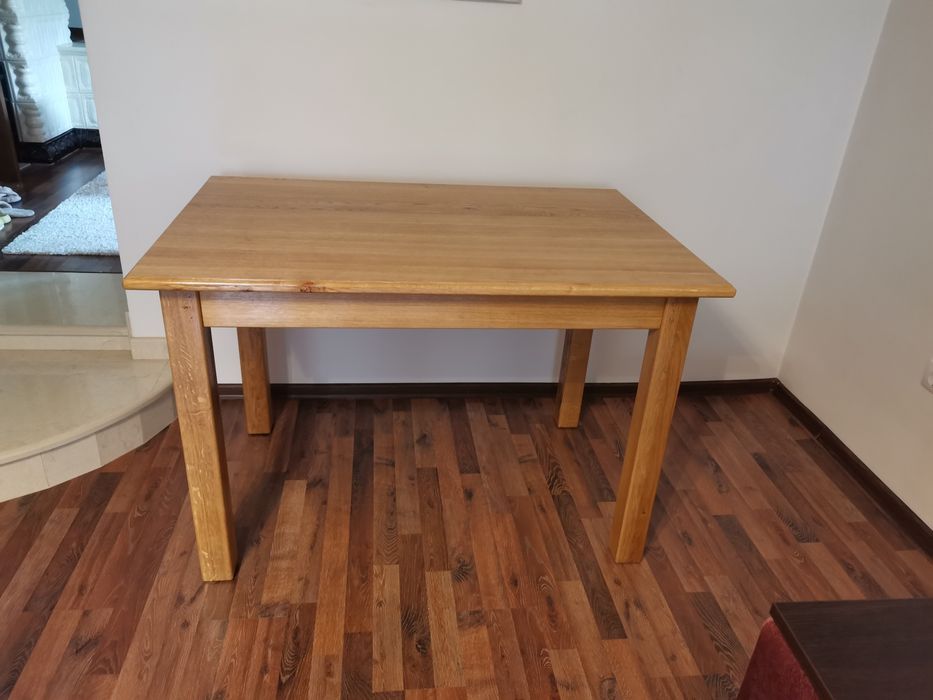 Дубовый обеденный стол.