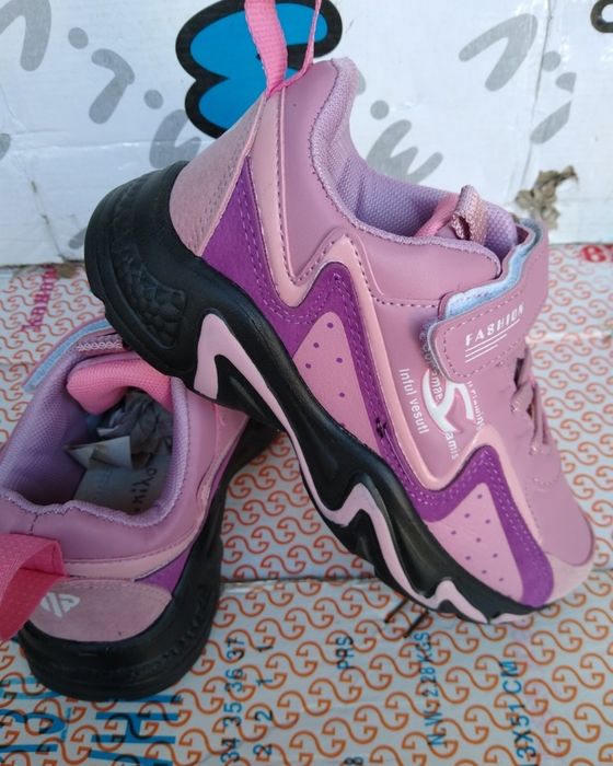 Кросівки на дівчину 34р