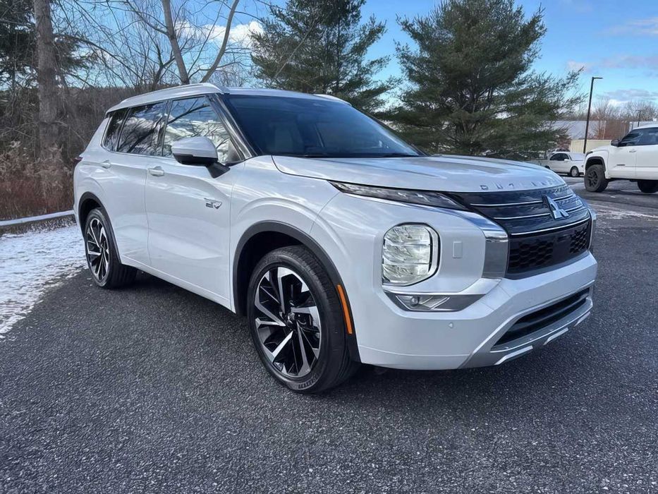 Mitsubishi Outlander      2023