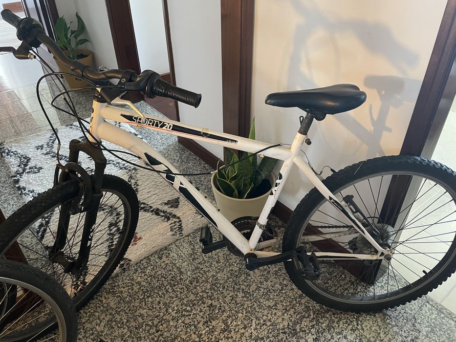 Vendo uma bicicleta usada em bom estado ! Precusa arrunar o freio!