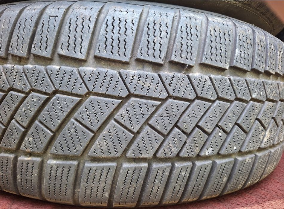 Зимовий CONTINENTAL 235 60 18 протектор 80%