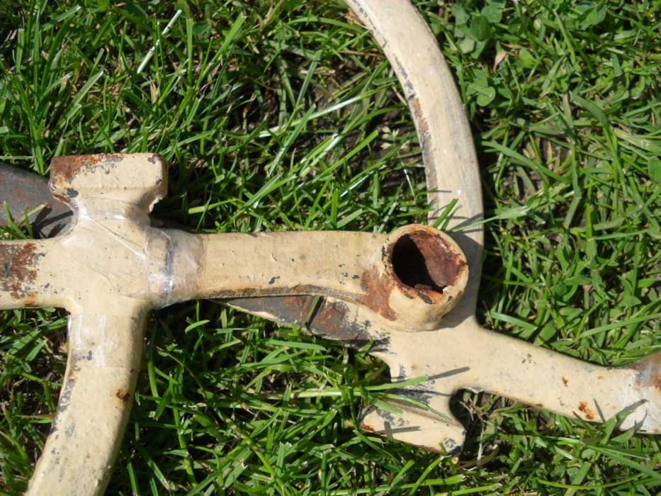 Stara umywalka żeliwna z prlu