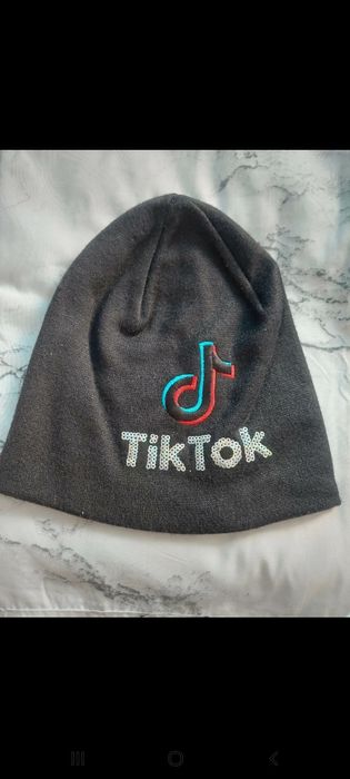 Czarna czapka Tik Tok