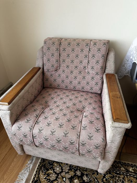 Меблі: диван та два крісла