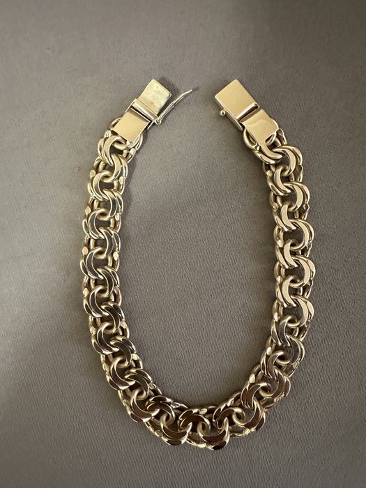 Золоті браслети.