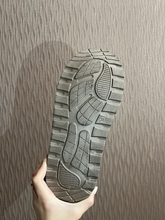 Продам зимние ботинки