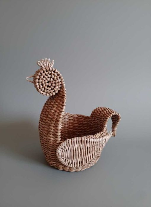 Klasyczny pleciony koszyczek w kształcie kury