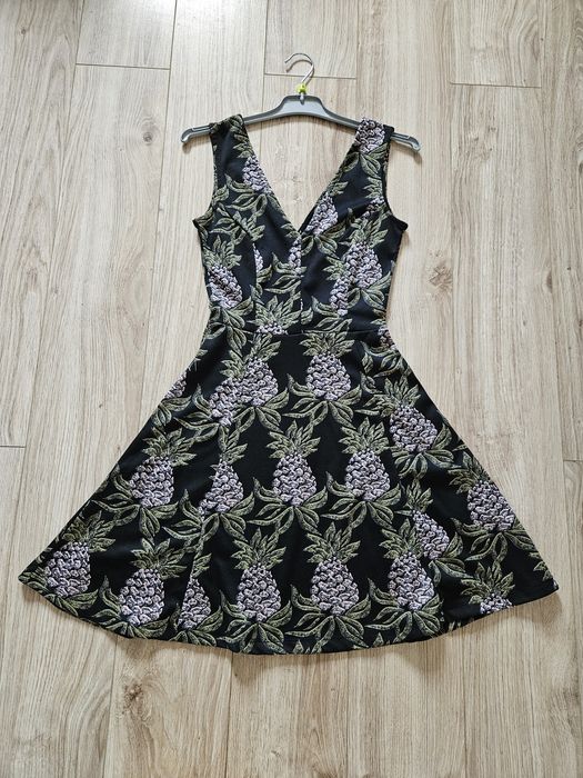 Śliczna rozkloszowana sukienka w ananasy h&m dekolt V rozkloszowana